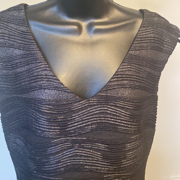 PRE-OWNED LESLIE FAY SLEEVELESS V-NECK DRESS - Picture 12 of 12